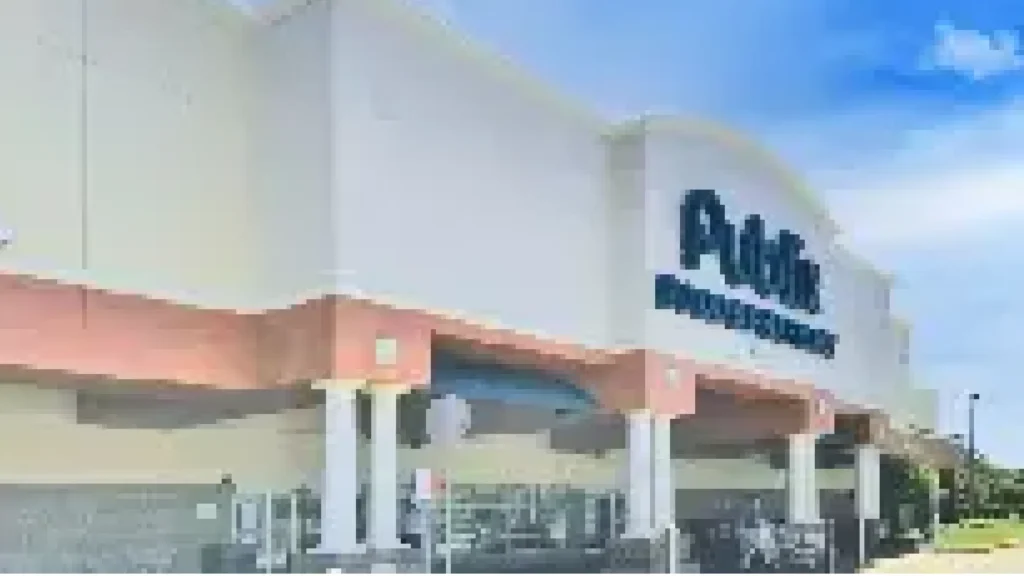 Exterior view of a Publix Super Market building with clear blue sky
